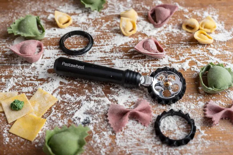 Нож ролик для фигурной резки теста, лапши, пасты Marcato Design Pastawheel Nero, черный
