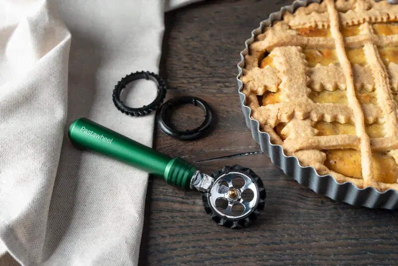 Нож ролик для фигурной резки теста, лапши, пасты Marcato Design Pastawheel Verde, зеленый-1