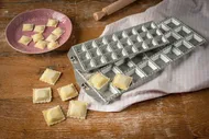 Форма для равиоли - пельменница Marcato Classic Ravioli Tablet 24, квадраты 50х50 mm